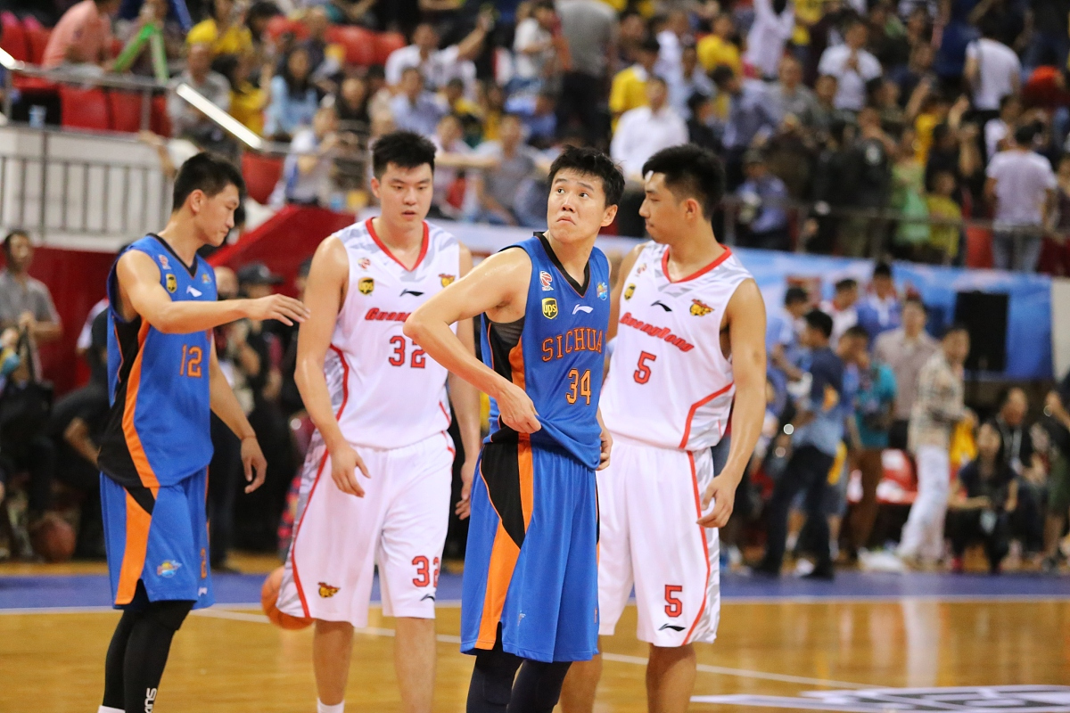 爱游戏官方-福建队力克魔术，易建联带队取胜