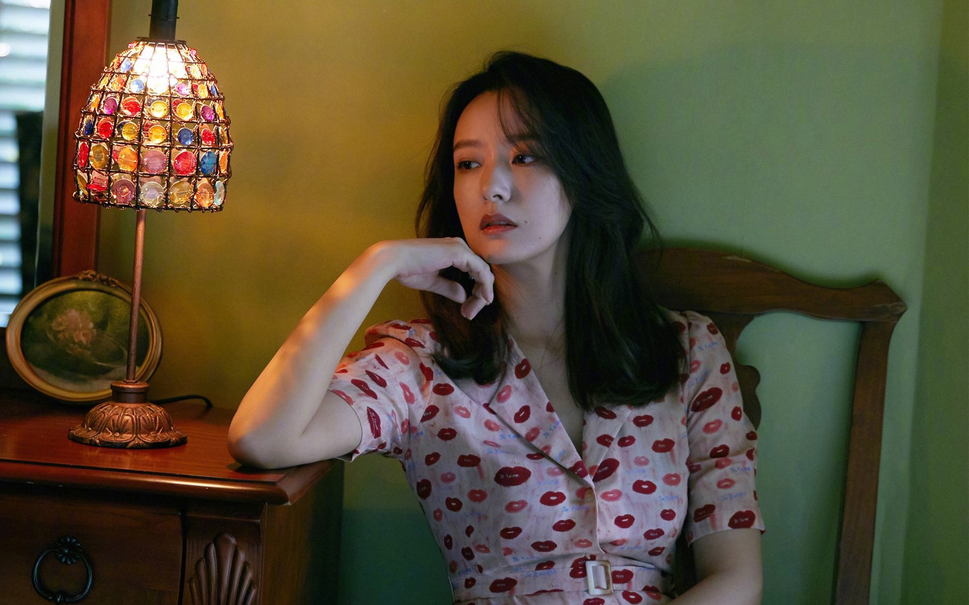 看到这两个看似无关的关键词，我理解您希望找到它们之间独特的连接点。这恰恰是足球最迷人的地方—它的剧本永远超乎想象。请看看下面这个从戏剧性核心切入的标题和文章，是否契合您的预期