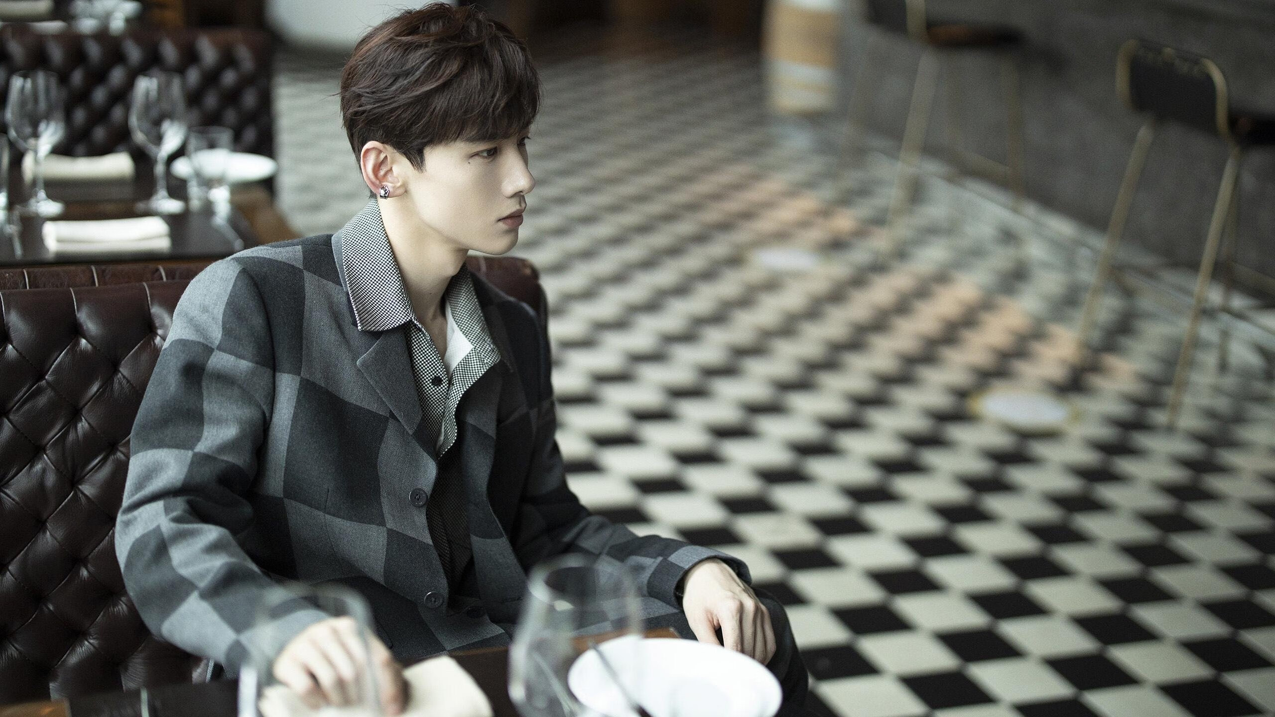 爱游戏下载-看到你的关键词组合时确实眼前一亮—这简直是一个打破现实边界的足球平行宇宙。让我为你构建这场独一无二的对决